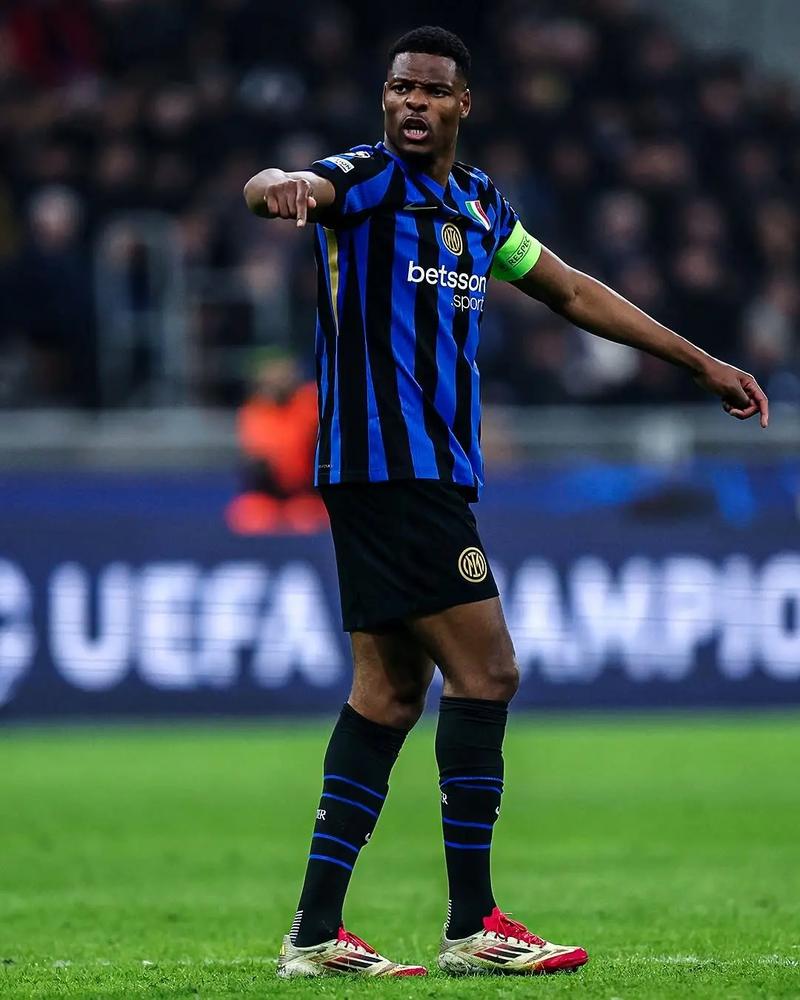 足球传球路线的五大选择技巧（足球传球路线选择的五个关键要点）