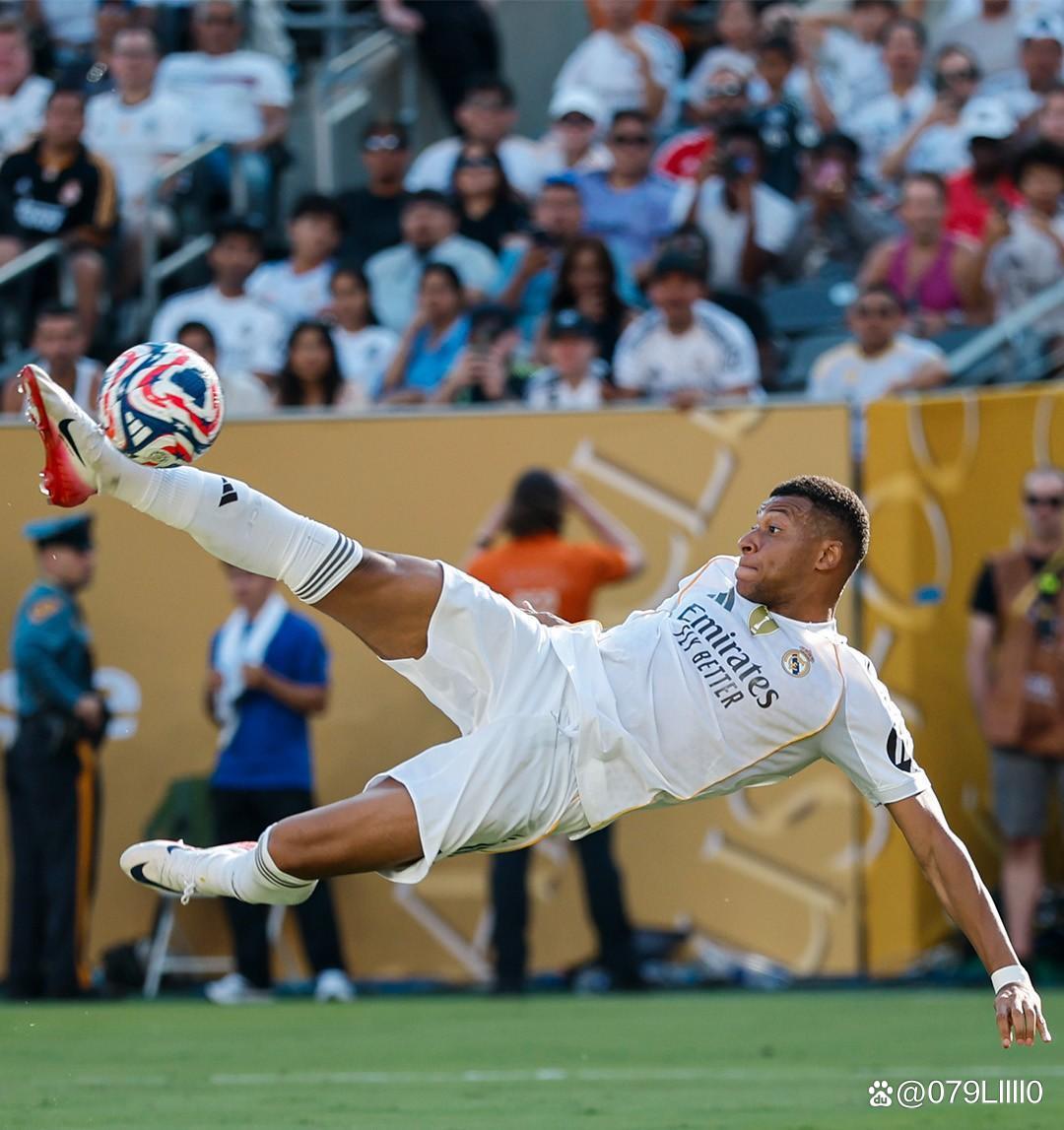 世界杯预热海报里没有C罗遭质疑，FIFA删除原海报改“怀旧”（世界杯预热海报未见C罗惹争议，FIFA删帖改推“怀旧版”）