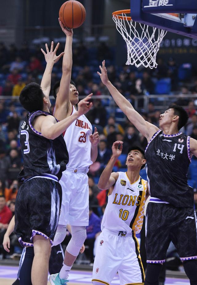 开拓者靠顽强意志逆转成功（开拓者凭韧性完成翻盘）