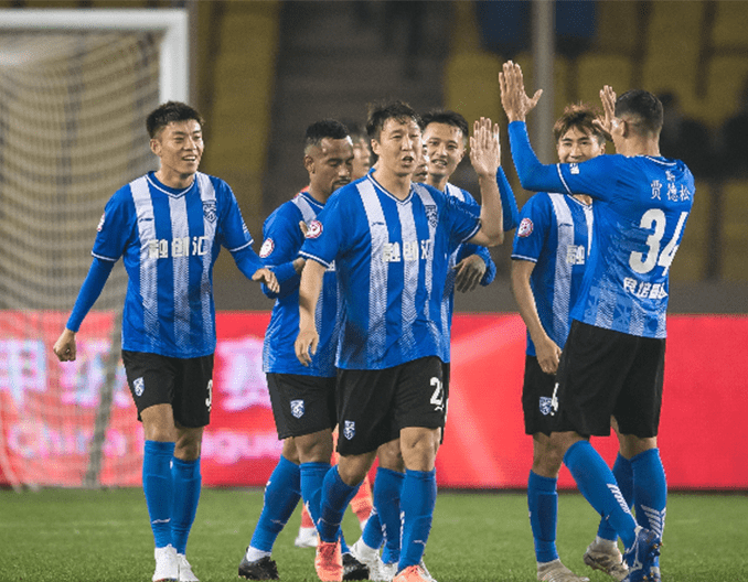 吴少聪纪念足协杯夺冠：很开心来国安第一年就能为冠军做贡献（吴少聪庆祝足协杯捧杯：加盟国安首年就能为冠军出力很开心）