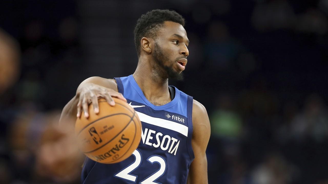 切尔西球迷在看台高唱：拉明-亚马尔，你就是一坨＊（切尔西球迷看台高唱不雅口号，嘲讽拉明-亚马尔）